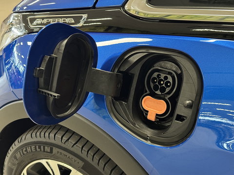 Opel Ampera-E Business executive 60 kWh | SOH 100% | Origneel Nederlands | Trekhaak | Apple Carplay | Android Auto | Stoelverwarming | Stuurwielverwarming | Bose | DAB | Camera |