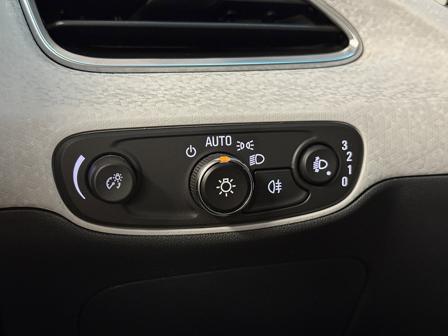Opel Ampera-E Business executive 60 kWh | SOH 100% | Origneel Nederlands | Trekhaak | Apple Carplay | Android Auto | Stoelverwarming | Stuurwielverwarming | Bose | DAB | Camera |
