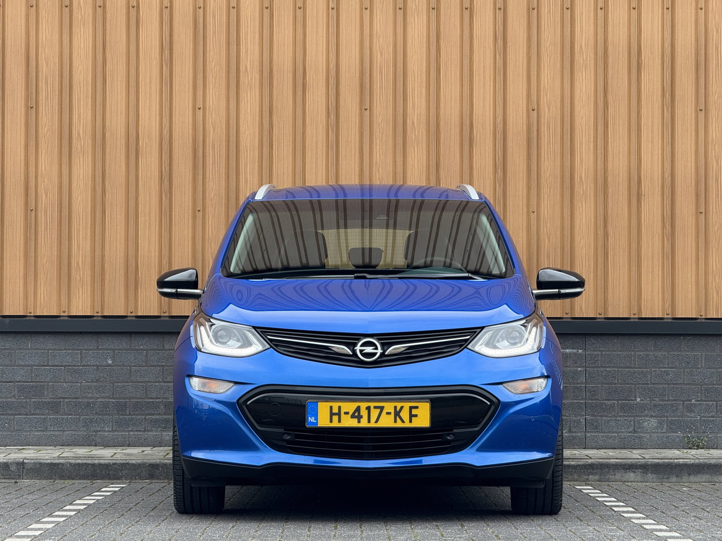 Opel Ampera-E Business executive 60 kWh | SOH 100% | Origneel Nederlands | Trekhaak | Apple Carplay | Android Auto | Stoelverwarming | Stuurwielverwarming | Bose | DAB | Camera |