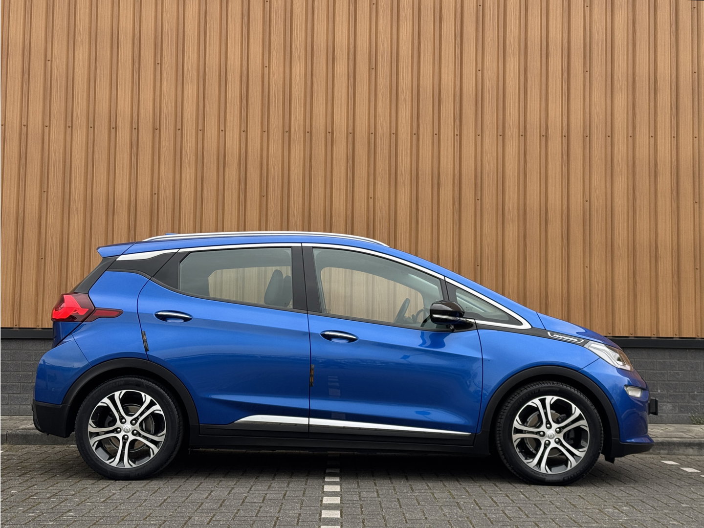 Opel Ampera-E Business executive 60 kWh | SOH 100% | Origneel Nederlands | Trekhaak | Apple Carplay | Android Auto | Stoelverwarming | Stuurwielverwarming | Bose | DAB | Camera |