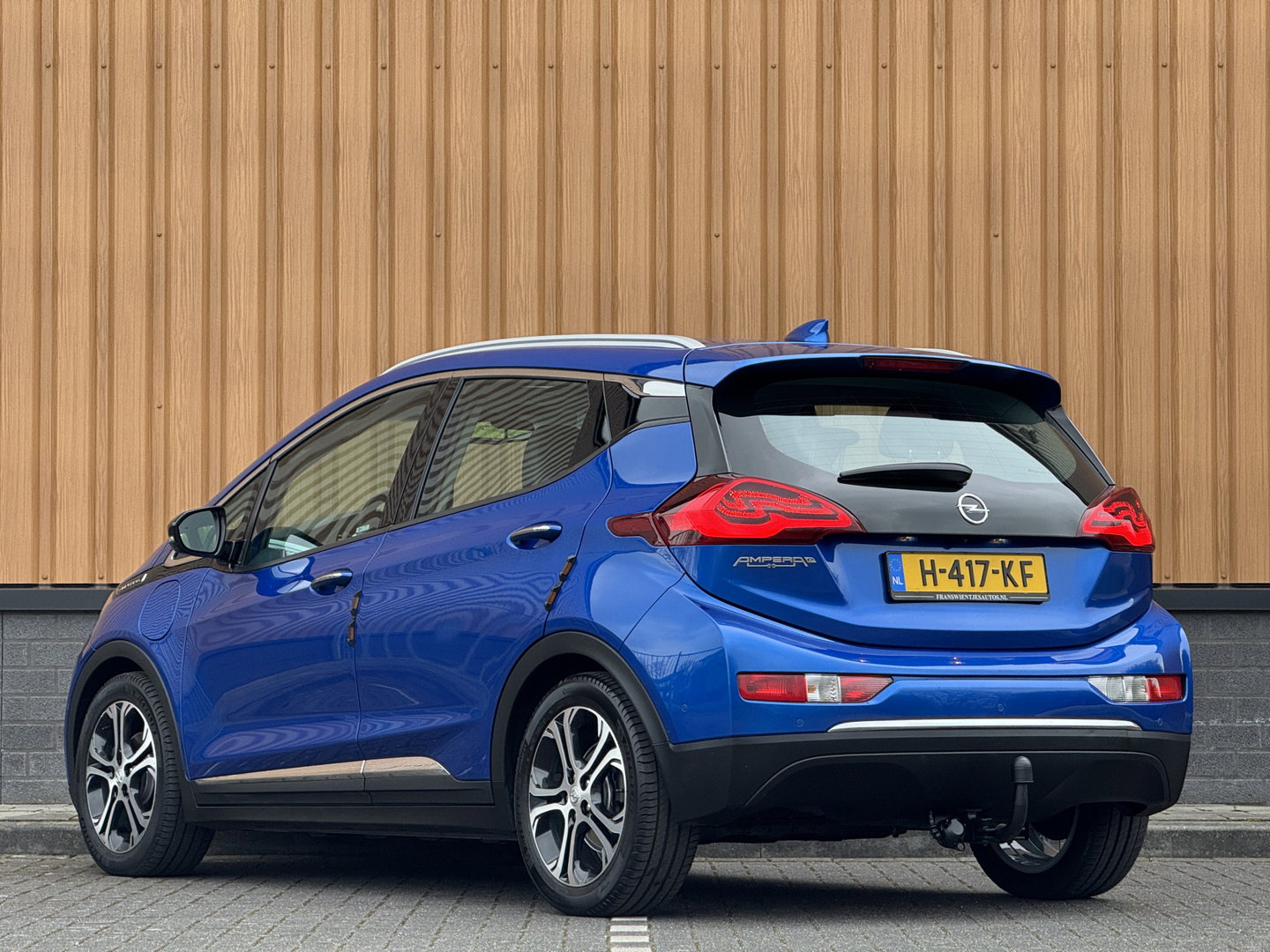 Opel Ampera-E Business executive 60 kWh | SOH 100% | Origneel Nederlands | Trekhaak | Apple Carplay | Android Auto | Stoelverwarming | Stuurwielverwarming | Bose | DAB | Camera |