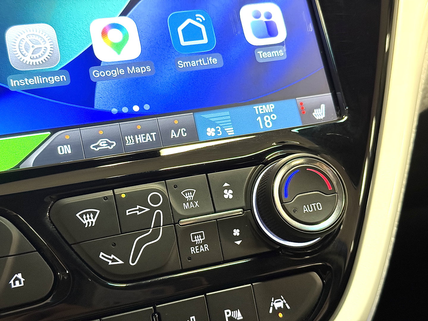 Opel Ampera-E Business executive 60 kWh | SOH 100% | Origneel Nederlands | Trekhaak | Apple Carplay | Android Auto | Stoelverwarming | Stuurwielverwarming | Bose | DAB | Camera |