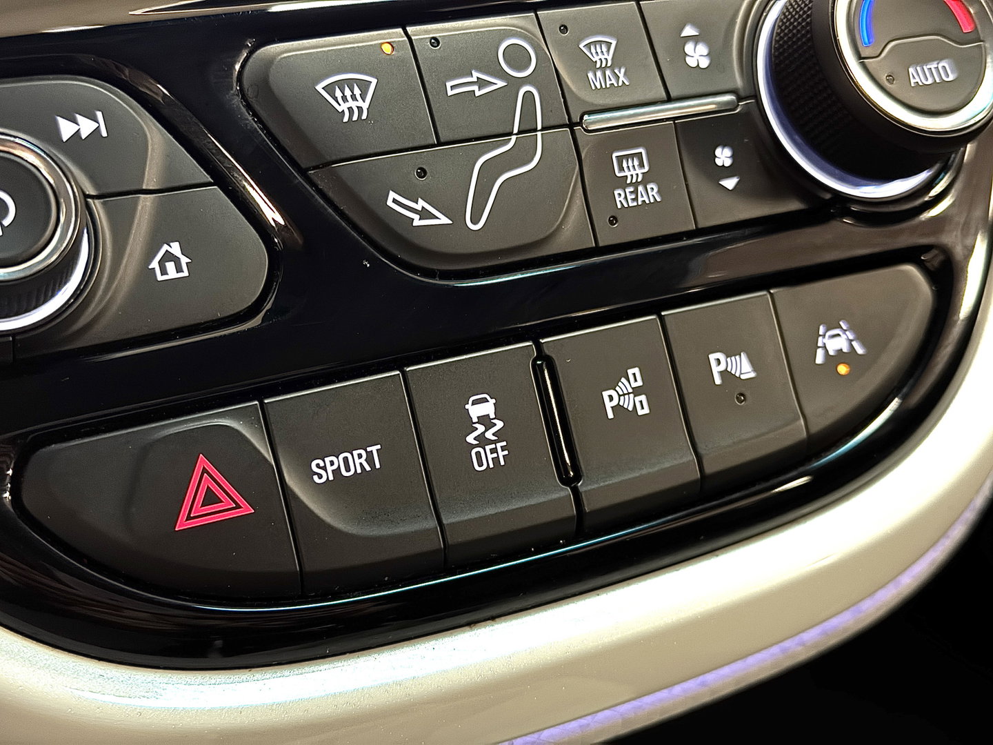 Opel Ampera-E Business executive 60 kWh | SOH 100% | Origneel Nederlands | Trekhaak | Apple Carplay | Android Auto | Stoelverwarming | Stuurwielverwarming | Bose | DAB | Camera |