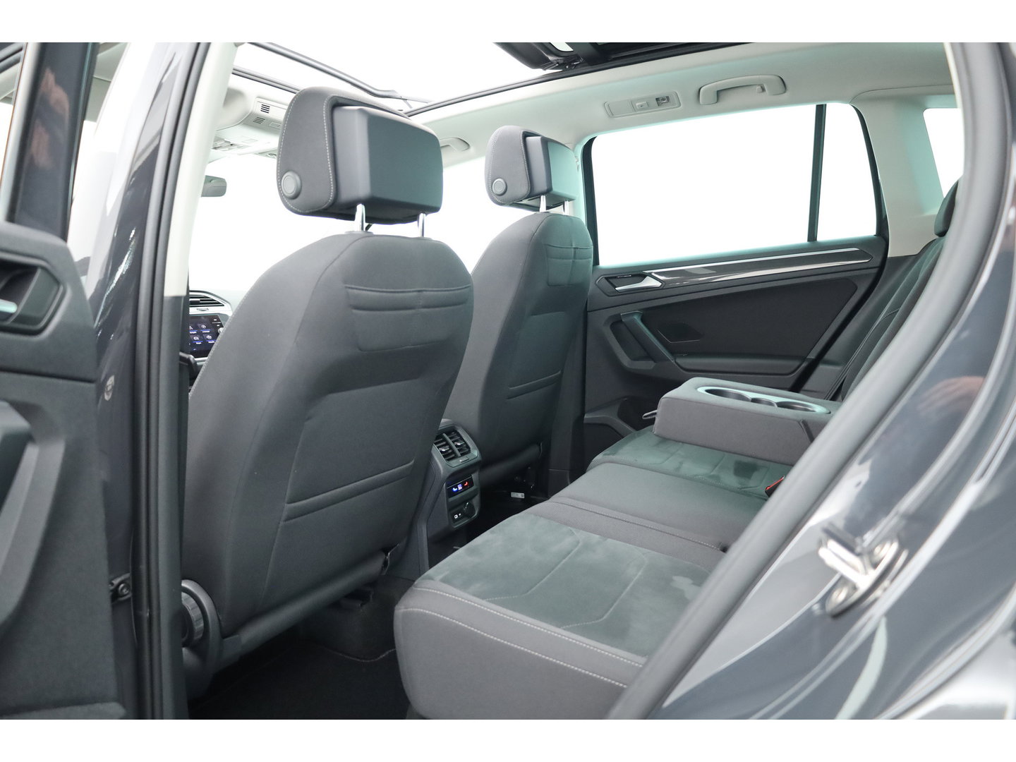 Volkswagen Tiguan 1.4 TSI eHybrid Elegance | Pano | 360cam |  Massage | IQ. Light | Stoel- Stuurverw. | Adapt. Cruise | Dodehoekdet.