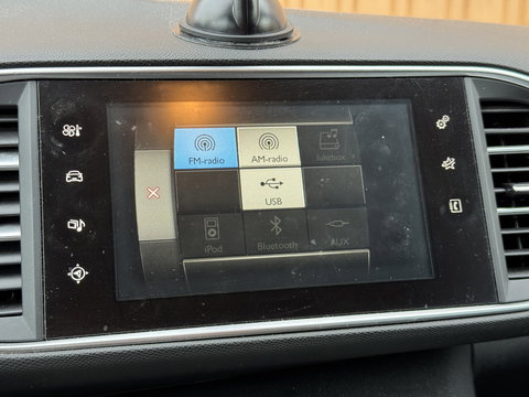 Peugeot 308 SW 1.6 BlueHDI Blue Lease Pack | Handel / Export | Navigatie | Parkeersensoren | Airconditioning | Bluetooth | Cruise Control | Trekhaak | Automatische Verlichting |