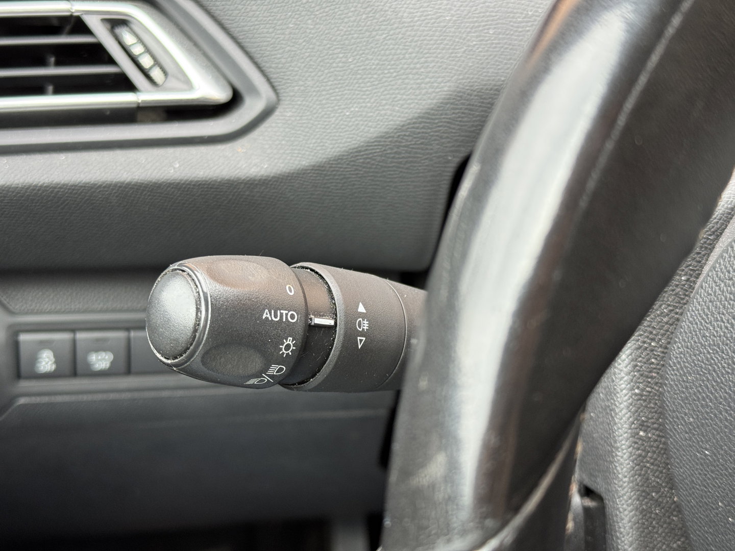 Peugeot 308 SW 1.6 BlueHDI Blue Lease Pack | Handel / Export | Navigatie | Parkeersensoren | Airconditioning | Bluetooth | Cruise Control | Trekhaak | Automatische Verlichting |