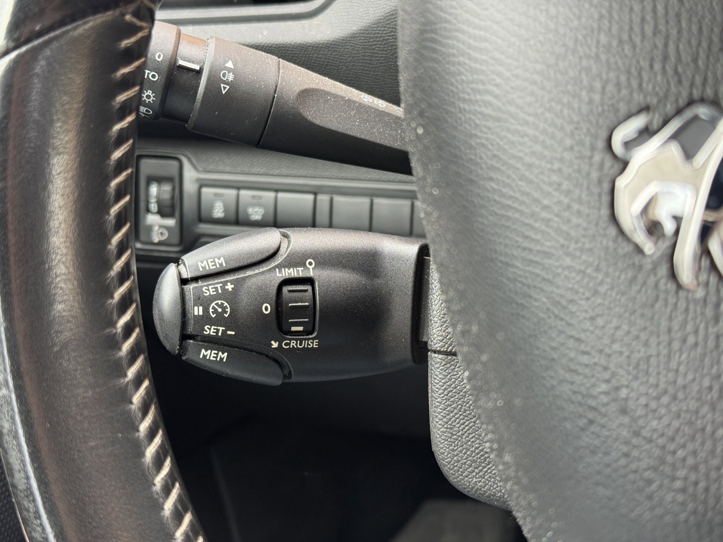 Peugeot 308 SW 1.6 BlueHDI Blue Lease Pack | Handel / Export | Navigatie | Parkeersensoren | Airconditioning | Bluetooth | Cruise Control | Trekhaak | Automatische Verlichting |