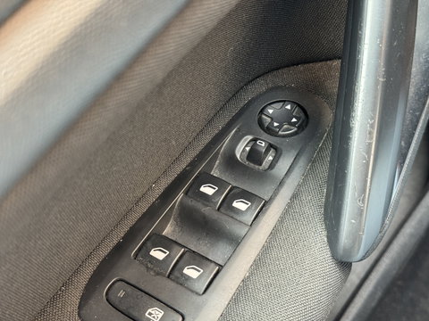 Peugeot 308 SW 1.6 BlueHDI Blue Lease Pack | Handel / Export | Navigatie | Parkeersensoren | Airconditioning | Bluetooth | Cruise Control | Trekhaak | Automatische Verlichting |