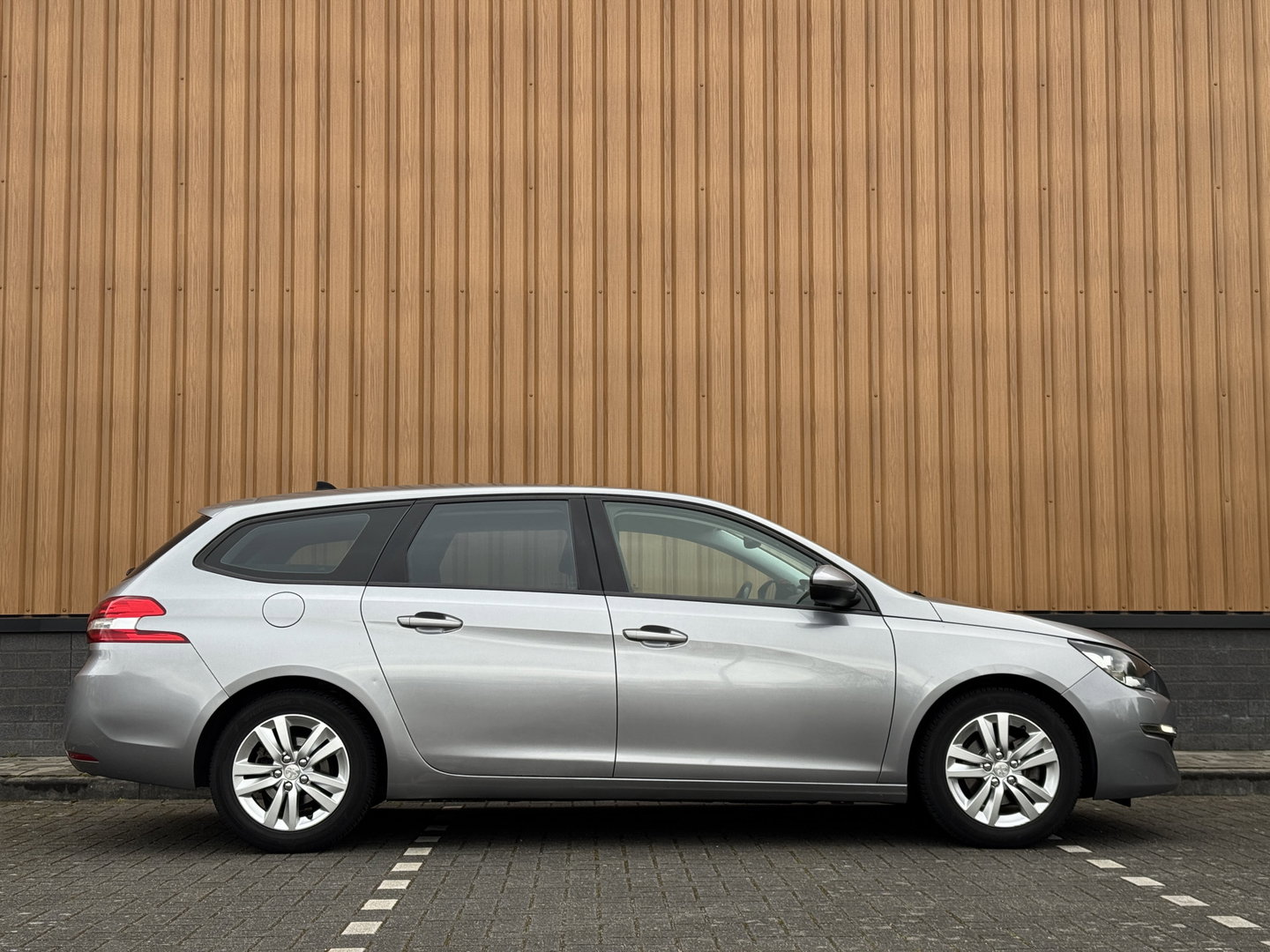 Peugeot 308 SW 1.6 BlueHDI Blue Lease Pack | Handel / Export | Navigatie | Parkeersensoren | Airconditioning | Bluetooth | Cruise Control | Trekhaak | Automatische Verlichting |