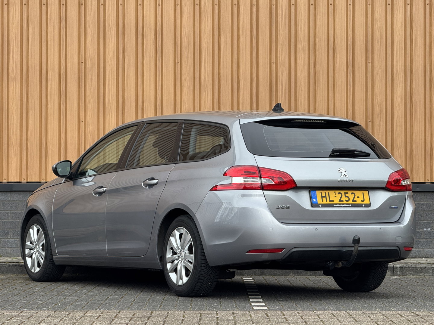 Peugeot 308 SW 1.6 BlueHDI Blue Lease Pack | Handel / Export | Navigatie | Parkeersensoren | Airconditioning | Bluetooth | Cruise Control | Trekhaak | Automatische Verlichting |