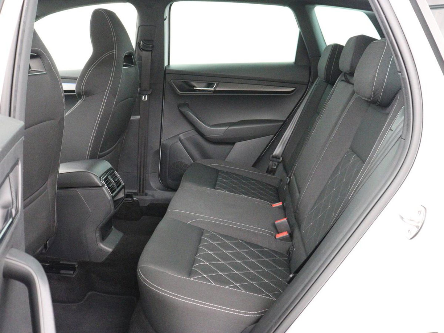 Škoda Karoq 1.5 TSI Sportline | Panoramadak | Stoelverwarming | Adaptive cruise | Camera | Sportstoelen | Virtual Cockpit | Navigatie | Sfeerverlichting | Full LED | 18'' | Keyless | Climate control