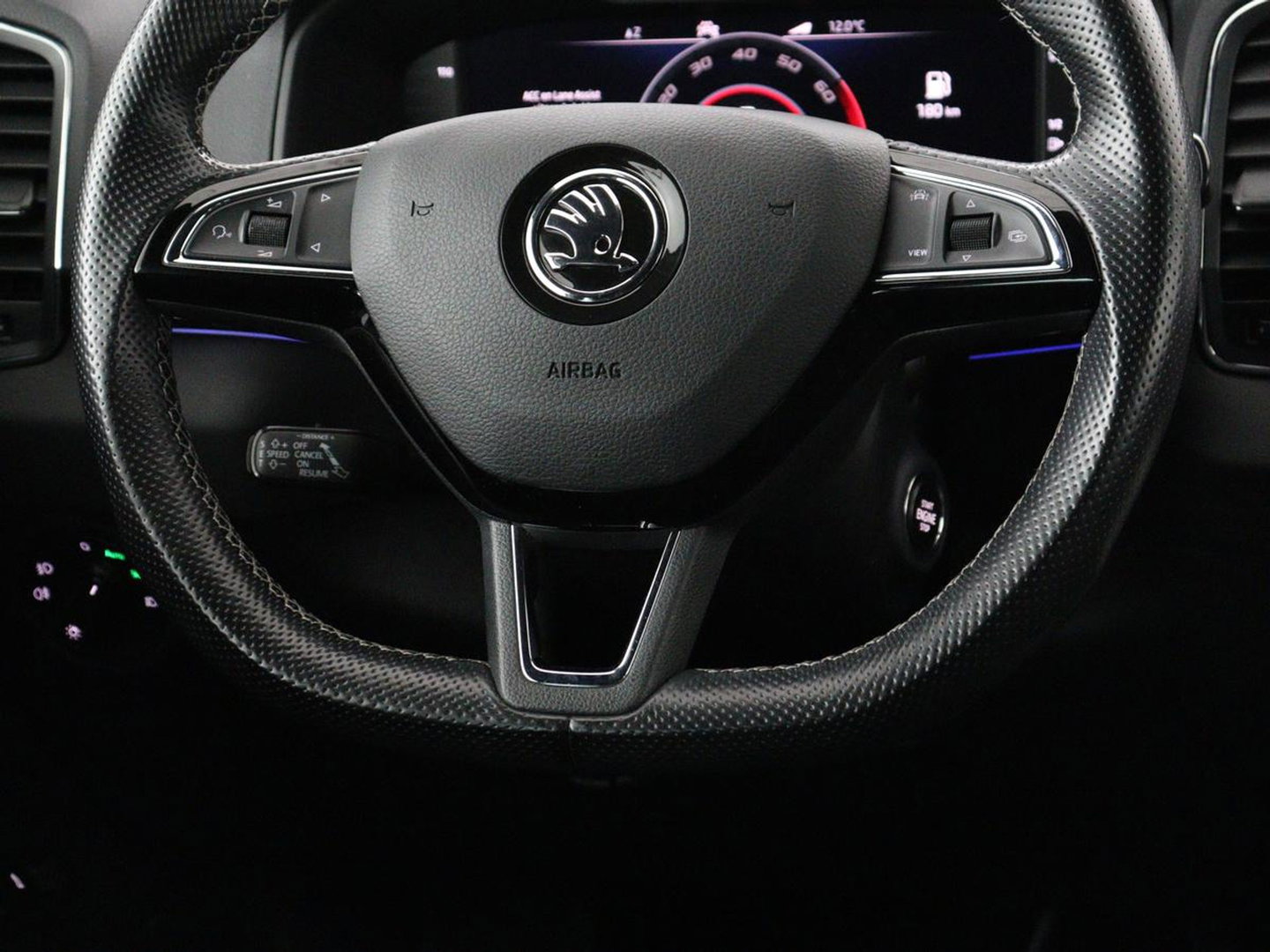 Škoda Karoq 1.5 TSI Sportline | Panoramadak | Stoelverwarming | Adaptive cruise | Camera | Sportstoelen | Virtual Cockpit | Navigatie | Sfeerverlichting | Full LED | 18'' | Keyless | Climate control