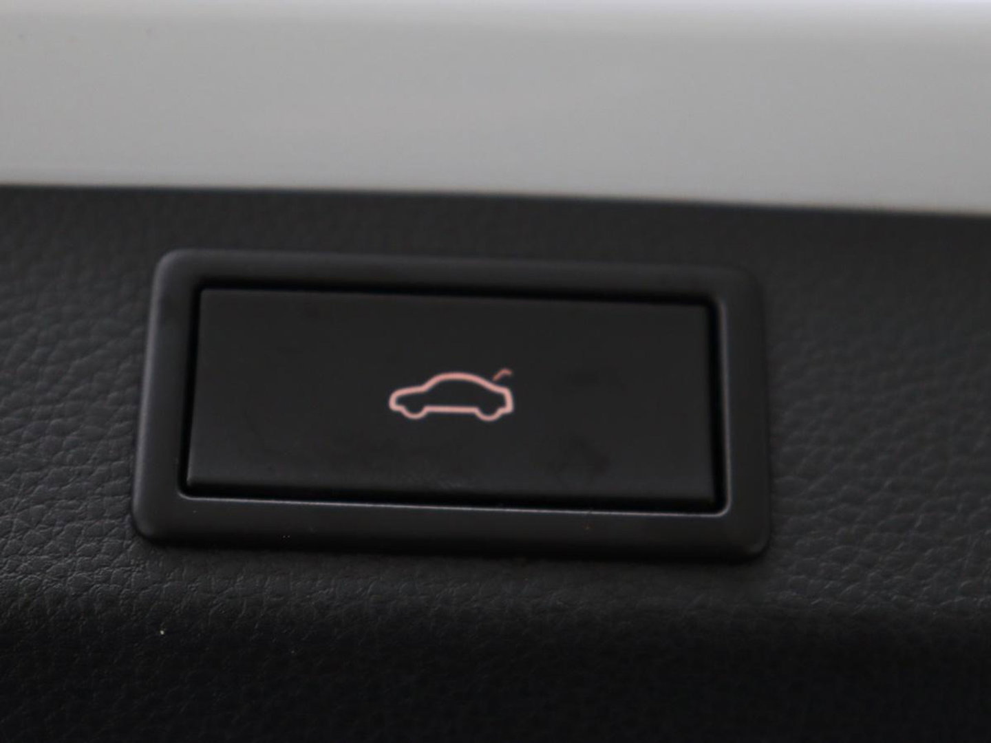 Škoda Karoq 1.5 TSI Sportline | Panoramadak | Stoelverwarming | Adaptive cruise | Camera | Sportstoelen | Virtual Cockpit | Navigatie | Sfeerverlichting | Full LED | 18'' | Keyless | Climate control