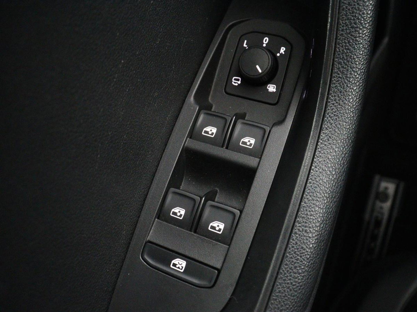 Škoda Karoq 1.5 TSI Sportline | Panoramadak | Stoelverwarming | Adaptive cruise | Camera | Sportstoelen | Virtual Cockpit | Navigatie | Sfeerverlichting | Full LED | 18'' | Keyless | Climate control