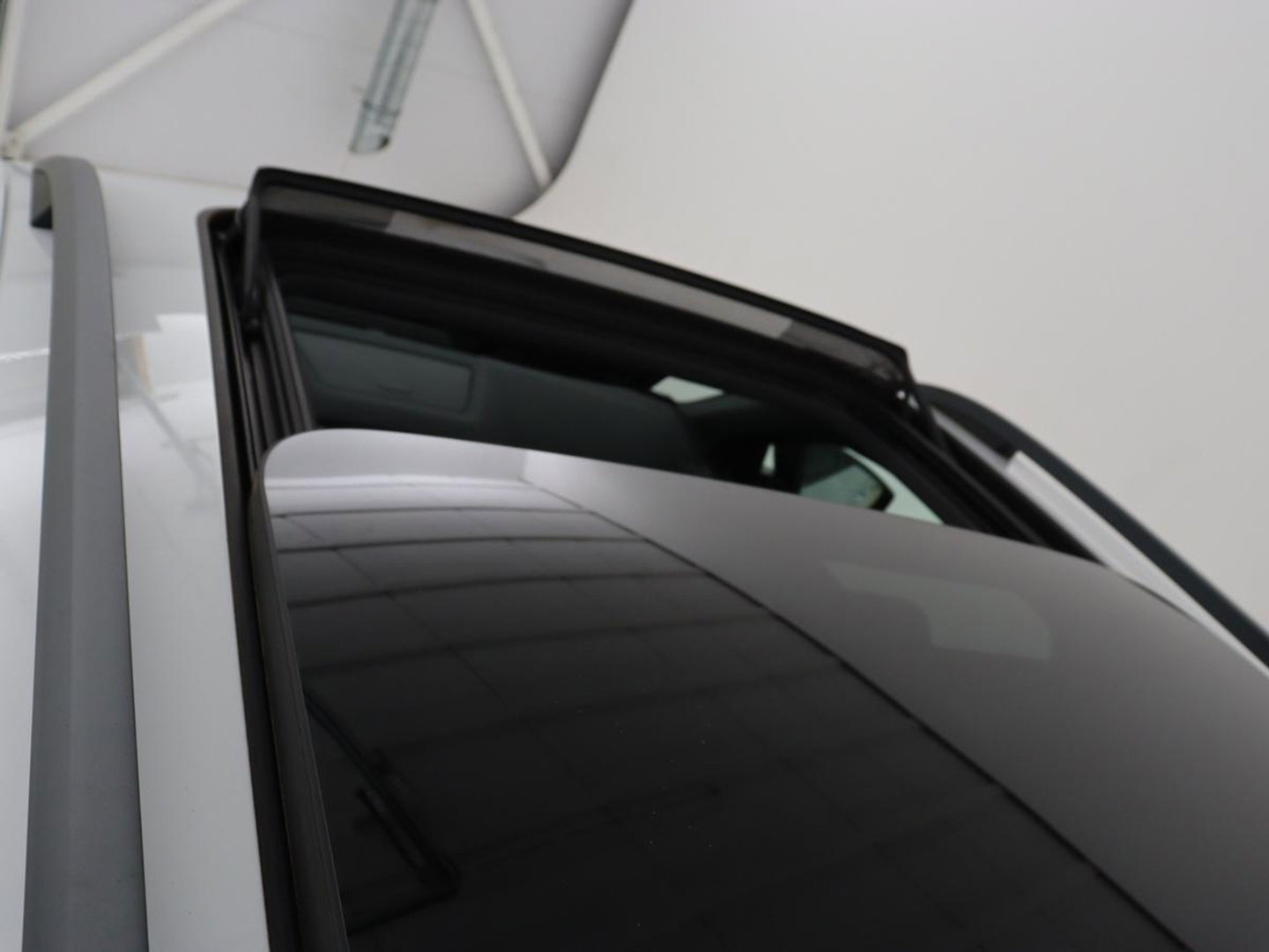 Škoda Karoq 1.5 TSI Sportline | Panoramadak | Stoelverwarming | Adaptive cruise | Camera | Sportstoelen | Virtual Cockpit | Navigatie | Sfeerverlichting | Full LED | 18'' | Keyless | Climate control