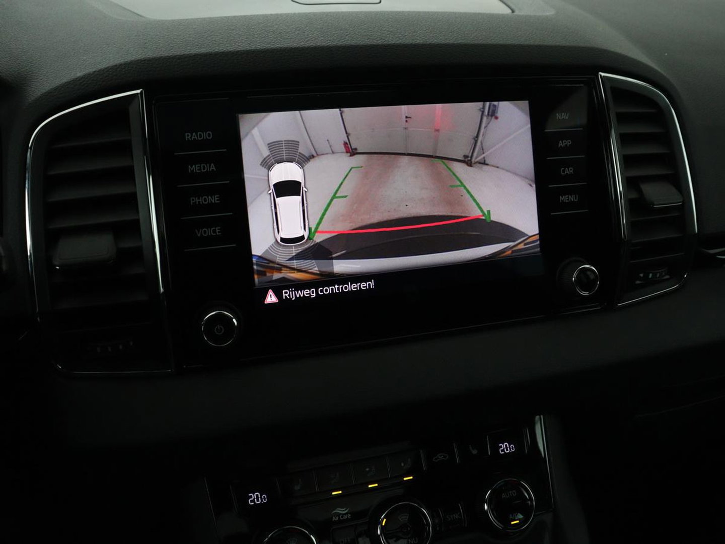 Škoda Karoq 1.5 TSI Sportline | Panoramadak | Stoelverwarming | Adaptive cruise | Camera | Sportstoelen | Virtual Cockpit | Navigatie | Sfeerverlichting | Full LED | 18'' | Keyless | Climate control