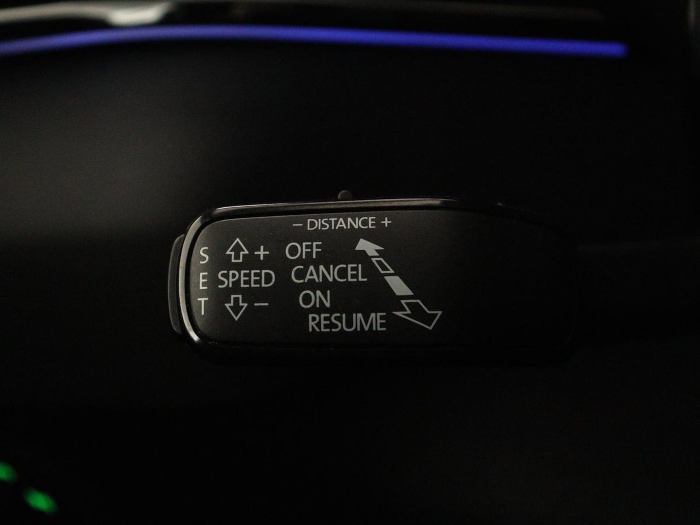 Škoda Karoq 1.5 TSI Sportline | Panoramadak | Stoelverwarming | Adaptive cruise | Camera | Sportstoelen | Virtual Cockpit | Navigatie | Sfeerverlichting | Full LED | 18'' | Keyless | Climate control