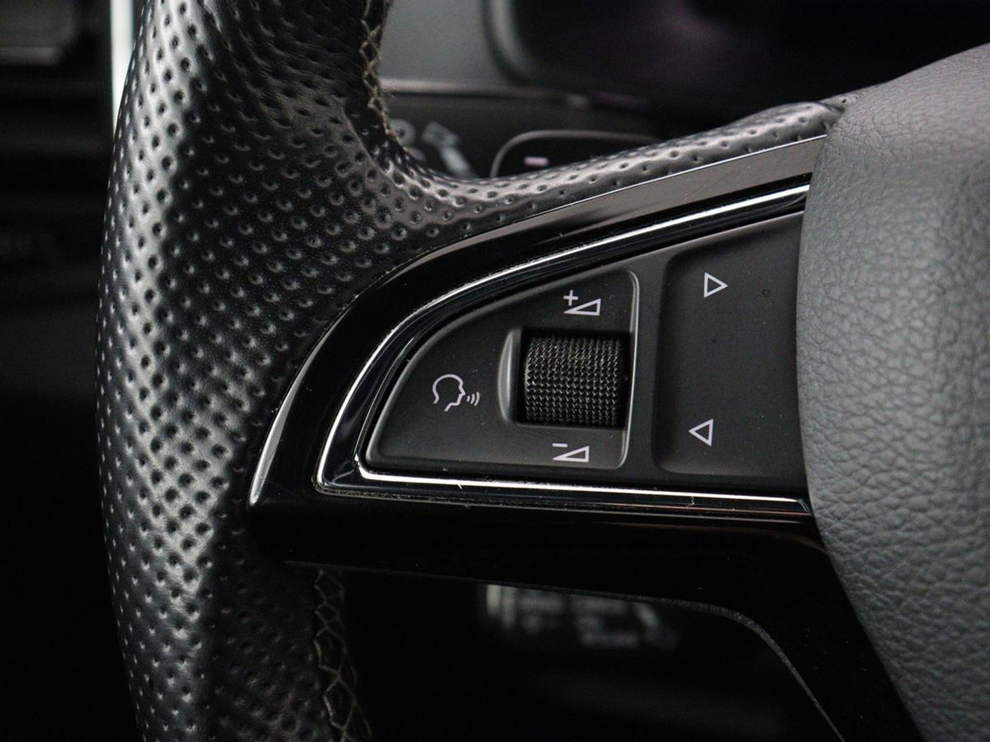 Škoda Karoq 1.5 TSI Sportline | Panoramadak | Stoelverwarming | Adaptive cruise | Camera | Sportstoelen | Virtual Cockpit | Navigatie | Sfeerverlichting | Full LED | 18'' | Keyless | Climate control