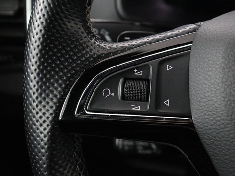 Škoda Karoq 1.5 TSI Sportline | Panoramadak | Stoelverwarming | Adaptive cruise | Camera | Sportstoelen | Virtual Cockpit | Navigatie | Sfeerverlichting | Full LED | 18'' | Keyless | Climate control