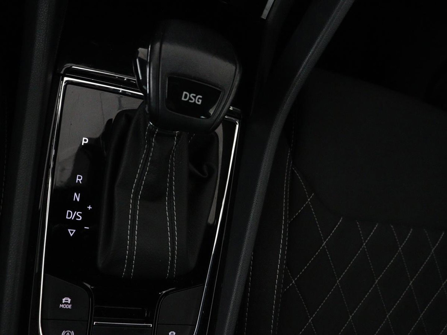 Škoda Karoq 1.5 TSI Sportline | Panoramadak | Stoelverwarming | Adaptive cruise | Camera | Sportstoelen | Virtual Cockpit | Navigatie | Sfeerverlichting | Full LED | 18'' | Keyless | Climate control