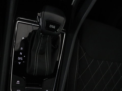 Škoda Karoq 1.5 TSI Sportline | Panoramadak | Stoelverwarming | Adaptive cruise | Camera | Sportstoelen | Virtual Cockpit | Navigatie | Sfeerverlichting | Full LED | 18'' | Keyless | Climate control