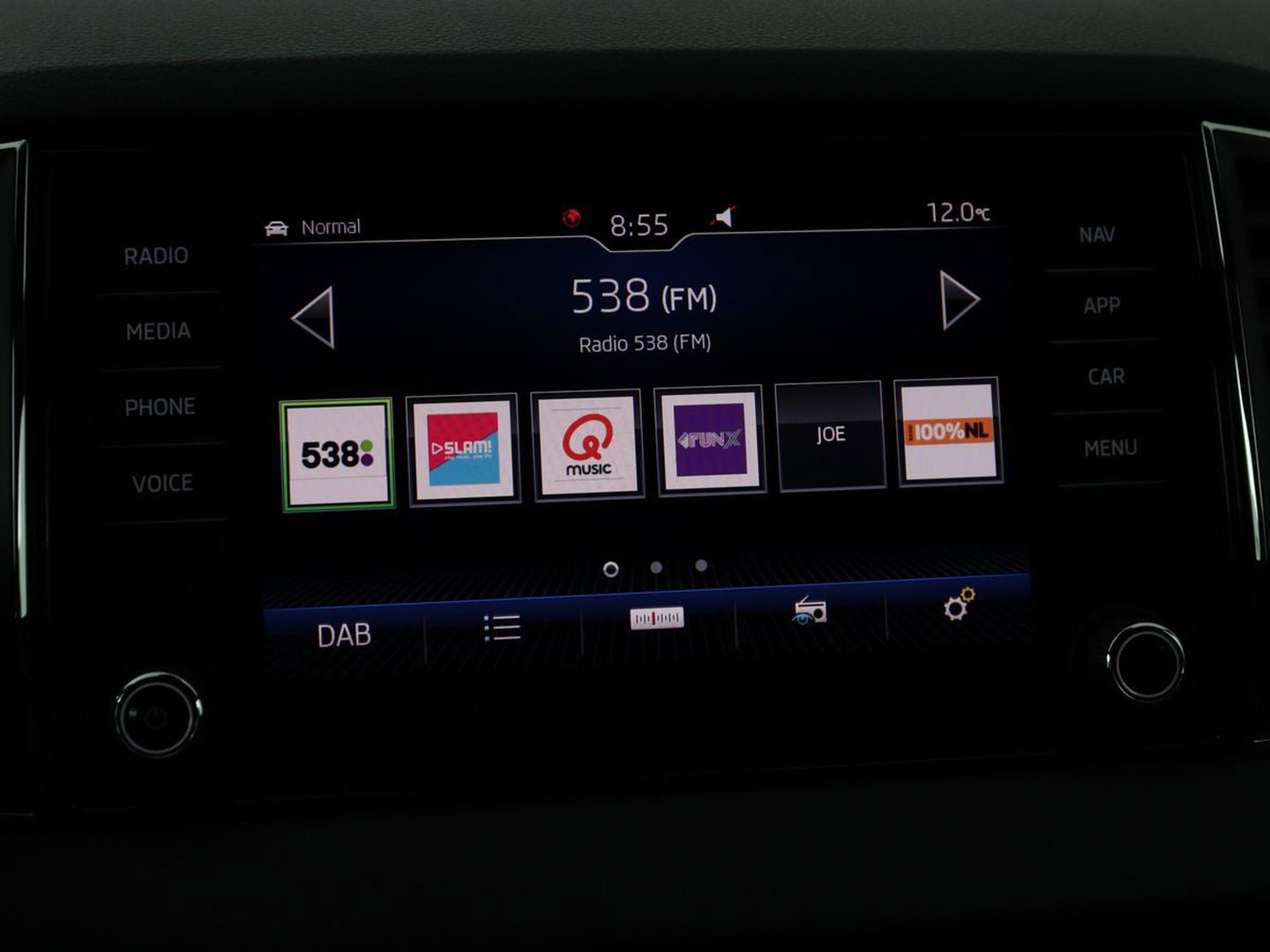 Škoda Karoq 1.5 TSI Sportline | Panoramadak | Stoelverwarming | Adaptive cruise | Camera | Sportstoelen | Virtual Cockpit | Navigatie | Sfeerverlichting | Full LED | 18'' | Keyless | Climate control