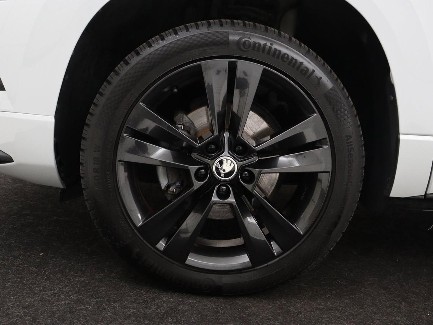 Škoda Karoq 1.5 TSI Sportline | Panoramadak | Stoelverwarming | Adaptive cruise | Camera | Sportstoelen | Virtual Cockpit | Navigatie | Sfeerverlichting | Full LED | 18'' | Keyless | Climate control