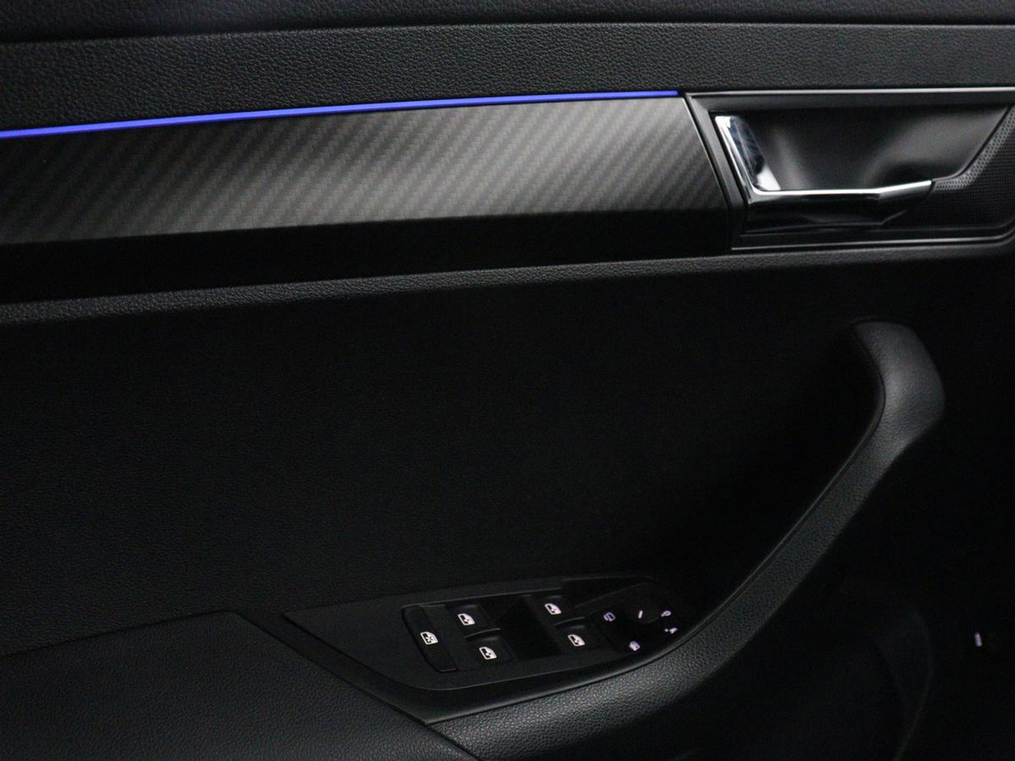 Škoda Karoq 1.5 TSI Sportline | Panoramadak | Stoelverwarming | Adaptive cruise | Camera | Sportstoelen | Virtual Cockpit | Navigatie | Sfeerverlichting | Full LED | 18'' | Keyless | Climate control