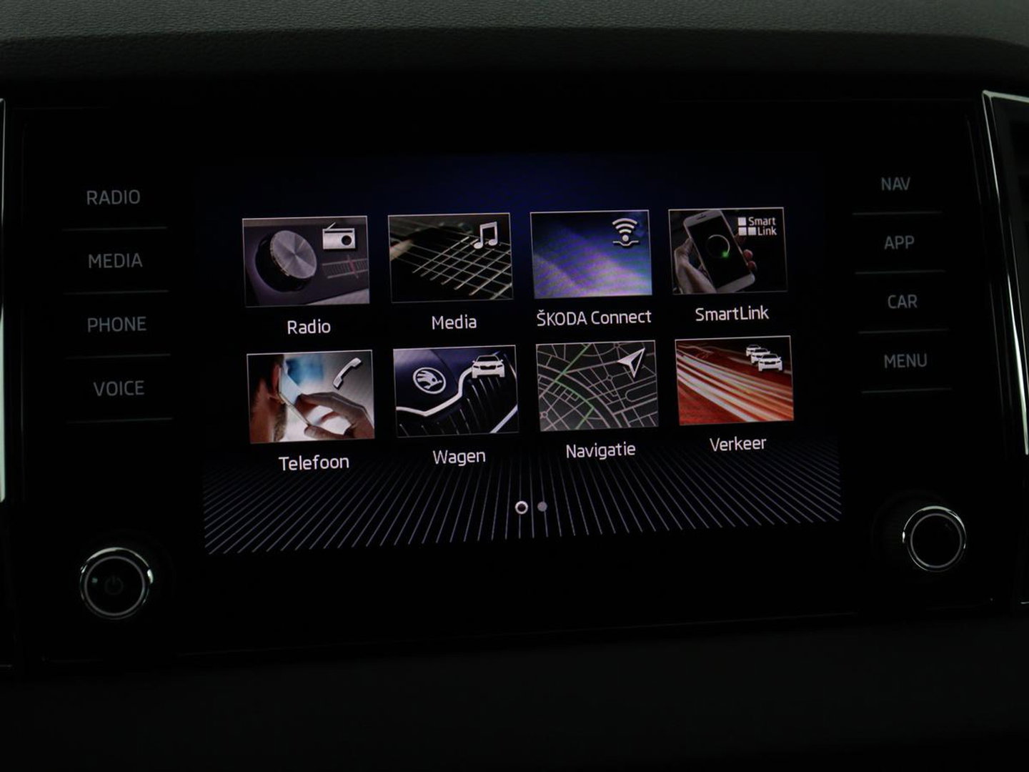 Škoda Karoq 1.5 TSI Sportline | Panoramadak | Stoelverwarming | Adaptive cruise | Camera | Sportstoelen | Virtual Cockpit | Navigatie | Sfeerverlichting | Full LED | 18'' | Keyless | Climate control