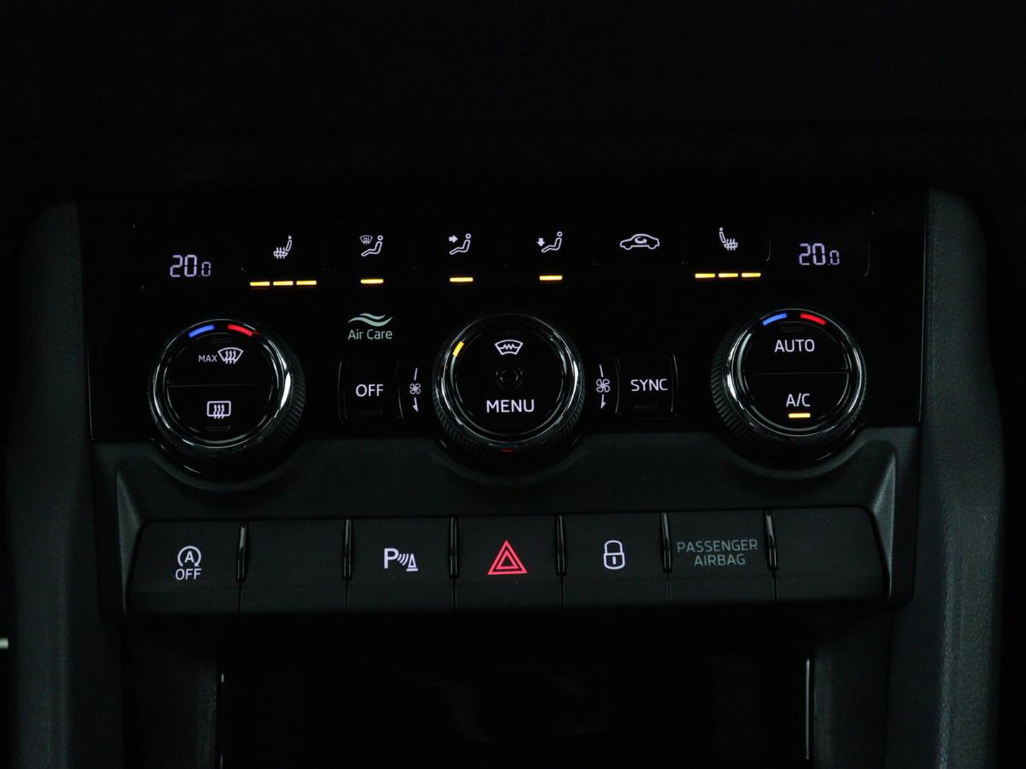 Škoda Karoq 1.5 TSI Sportline | Panoramadak | Stoelverwarming | Adaptive cruise | Camera | Sportstoelen | Virtual Cockpit | Navigatie | Sfeerverlichting | Full LED | 18'' | Keyless | Climate control