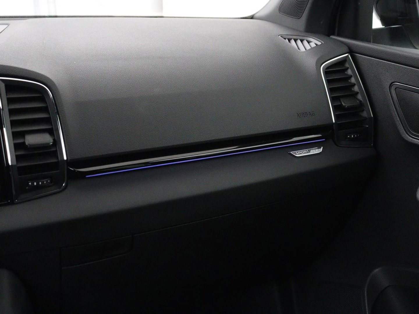 Škoda Karoq 1.5 TSI Sportline | Panoramadak | Stoelverwarming | Adaptive cruise | Camera | Sportstoelen | Virtual Cockpit | Navigatie | Sfeerverlichting | Full LED | 18'' | Keyless | Climate control