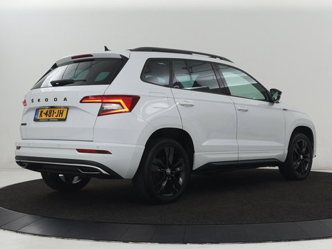 Škoda Karoq 1.5 TSI Sportline | Panoramadak | Stoelverwarming | Adaptive cruise | Camera | Sportstoelen | Virtual Cockpit | Navigatie | Sfeerverlichting | Full LED | 18'' | Keyless | Climate control