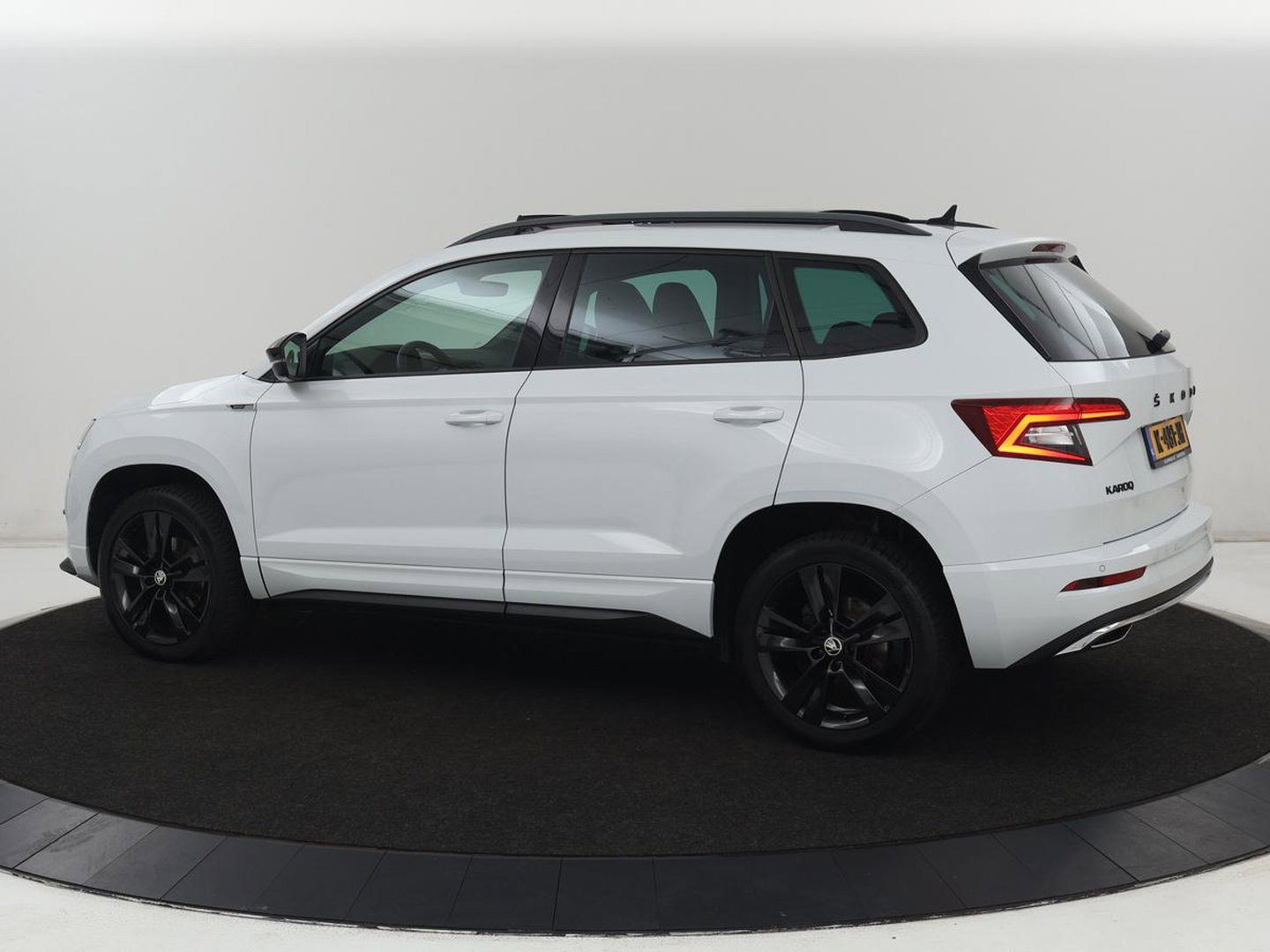 Škoda Karoq 1.5 TSI Sportline | Panoramadak | Stoelverwarming | Adaptive cruise | Camera | Sportstoelen | Virtual Cockpit | Navigatie | Sfeerverlichting | Full LED | 18'' | Keyless | Climate control