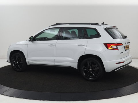 Škoda Karoq 1.5 TSI Sportline | Panoramadak | Stoelverwarming | Adaptive cruise | Camera | Sportstoelen | Virtual Cockpit | Navigatie | Sfeerverlichting | Full LED | 18'' | Keyless | Climate control