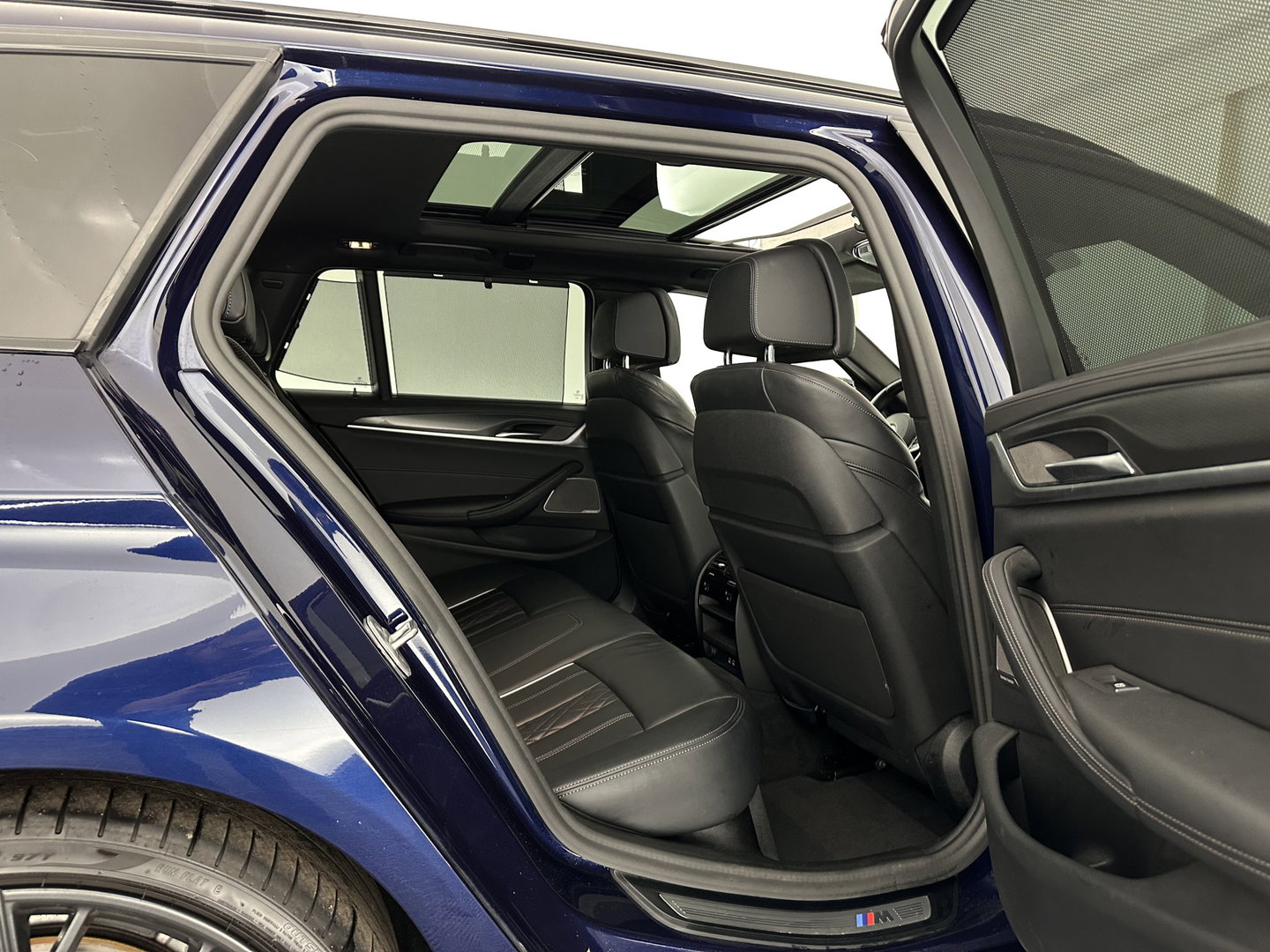 BMW 5 Serie Touring 530d High Executive Edition M-Sportpack (INCL.BTW) Aut. *PANO | HEAD-UP | LASERLIGHT | LEATHER | TOP-VIEW | HARMAN/KARDON |  ADAPTIVE-CRUISE | BLINDSPOT | HEATED-COMFORTSEATS | KEYLESS | DAB | DIGI-COCKPIT | PRIVACY-GLASS | SHIFT-P