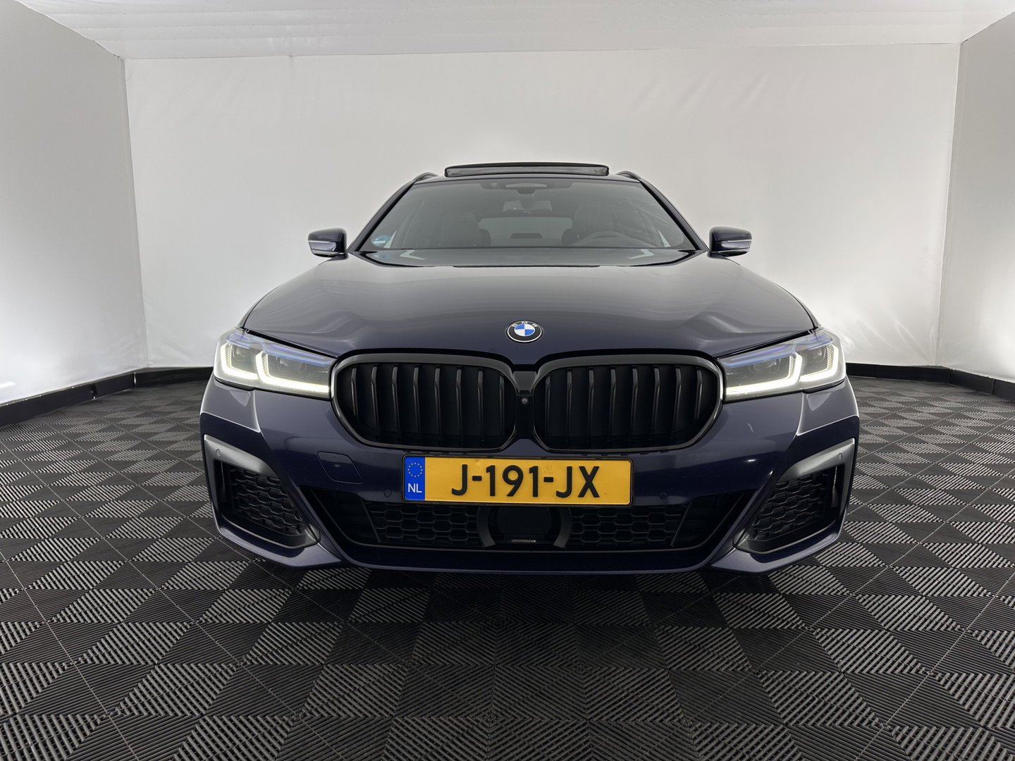 BMW 5 Serie Touring 530d High Executive Edition M-Sportpack (INCL.BTW) Aut. *PANO | HEAD-UP | LASERLIGHT | LEATHER | TOP-VIEW | HARMAN/KARDON |  ADAPTIVE-CRUISE | BLINDSPOT | HEATED-COMFORTSEATS | KEYLESS | DAB | DIGI-COCKPIT | PRIVACY-GLASS | SHIFT-P