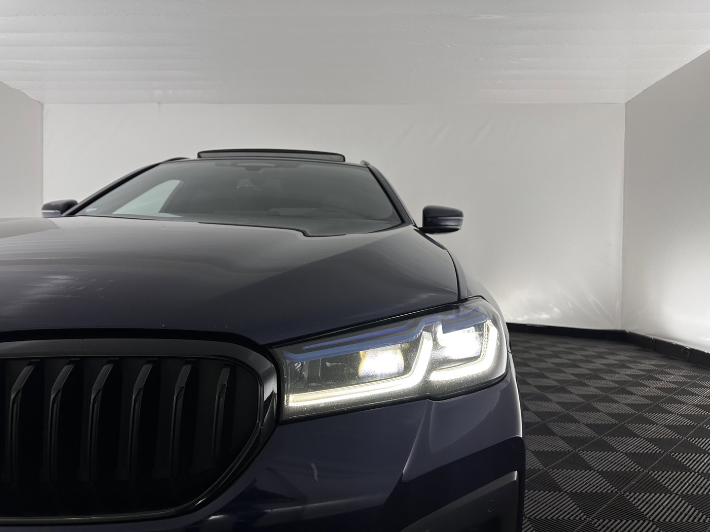 BMW 5 Serie Touring 530d High Executive Edition M-Sportpack (INCL.BTW) Aut. *PANO | HEAD-UP | LASERLIGHT | LEATHER | TOP-VIEW | HARMAN/KARDON |  ADAPTIVE-CRUISE | BLINDSPOT | HEATED-COMFORTSEATS | KEYLESS | DAB | DIGI-COCKPIT | PRIVACY-GLASS | SHIFT-P