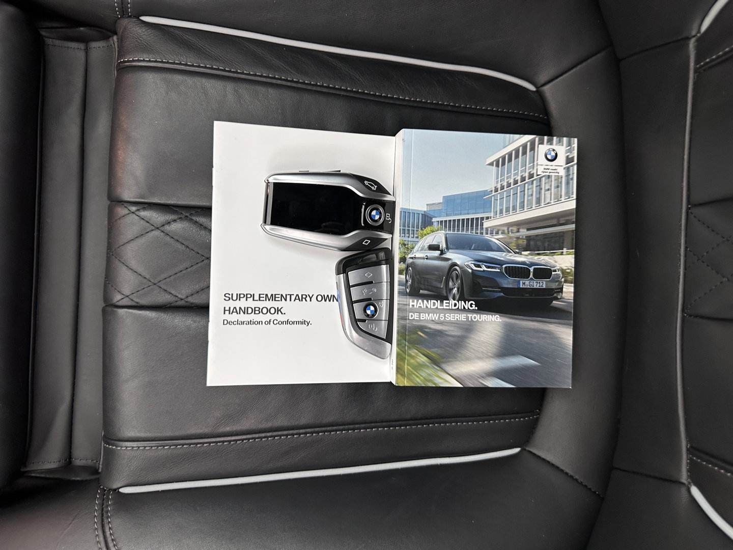 BMW 5 Serie Touring 530d High Executive Edition M-Sportpack (INCL.BTW) Aut. *PANO | HEAD-UP | LASERLIGHT | LEATHER | TOP-VIEW | HARMAN/KARDON |  ADAPTIVE-CRUISE | BLINDSPOT | HEATED-COMFORTSEATS | KEYLESS | DAB | DIGI-COCKPIT | PRIVACY-GLASS | SHIFT-P