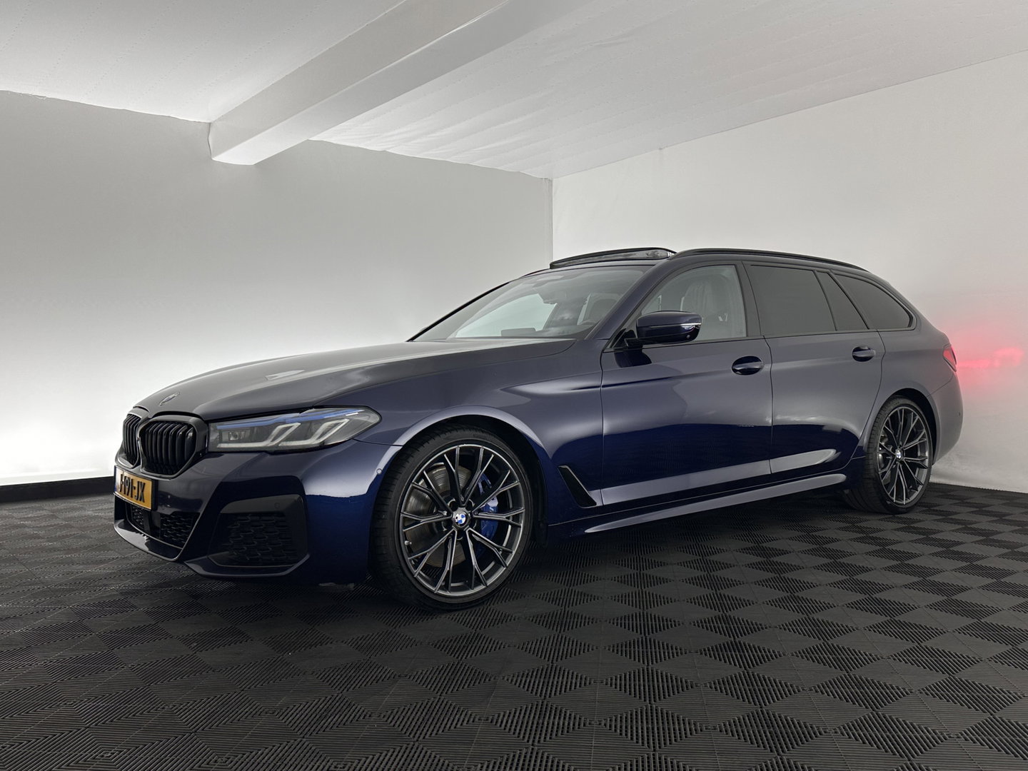 BMW 5 Serie Touring 530d High Executive Edition M-Sportpack (INCL.BTW) Aut. *PANO | HEAD-UP | LASERLIGHT | LEATHER | TOP-VIEW | HARMAN/KARDON |  ADAPTIVE-CRUISE | BLINDSPOT | HEATED-COMFORTSEATS | KEYLESS | DAB | DIGI-COCKPIT | PRIVACY-GLASS | SHIFT-P
