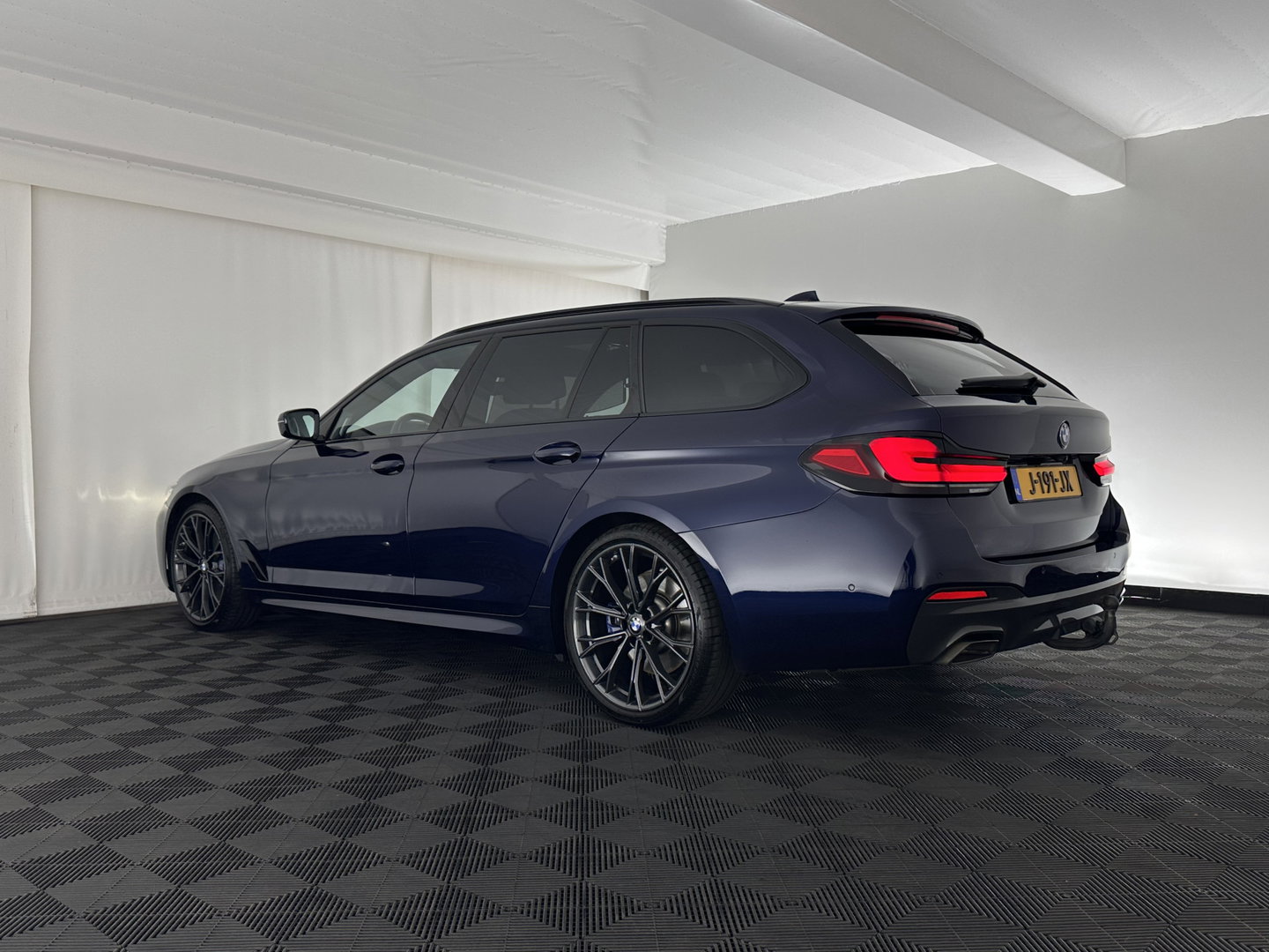 BMW 5 Serie Touring 530d High Executive Edition M-Sportpack (INCL.BTW) Aut. *PANO | HEAD-UP | LASERLIGHT | LEATHER | TOP-VIEW | HARMAN/KARDON |  ADAPTIVE-CRUISE | BLINDSPOT | HEATED-COMFORTSEATS | KEYLESS | DAB | DIGI-COCKPIT | PRIVACY-GLASS | SHIFT-P