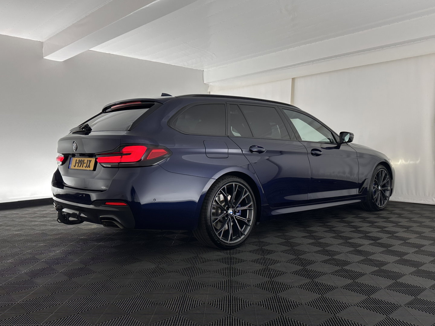 BMW 5 Serie Touring 530d High Executive Edition M-Sportpack (INCL.BTW) Aut. *PANO | HEAD-UP | LASERLIGHT | LEATHER | TOP-VIEW | HARMAN/KARDON |  ADAPTIVE-CRUISE | BLINDSPOT | HEATED-COMFORTSEATS | KEYLESS | DAB | DIGI-COCKPIT | PRIVACY-GLASS | SHIFT-P