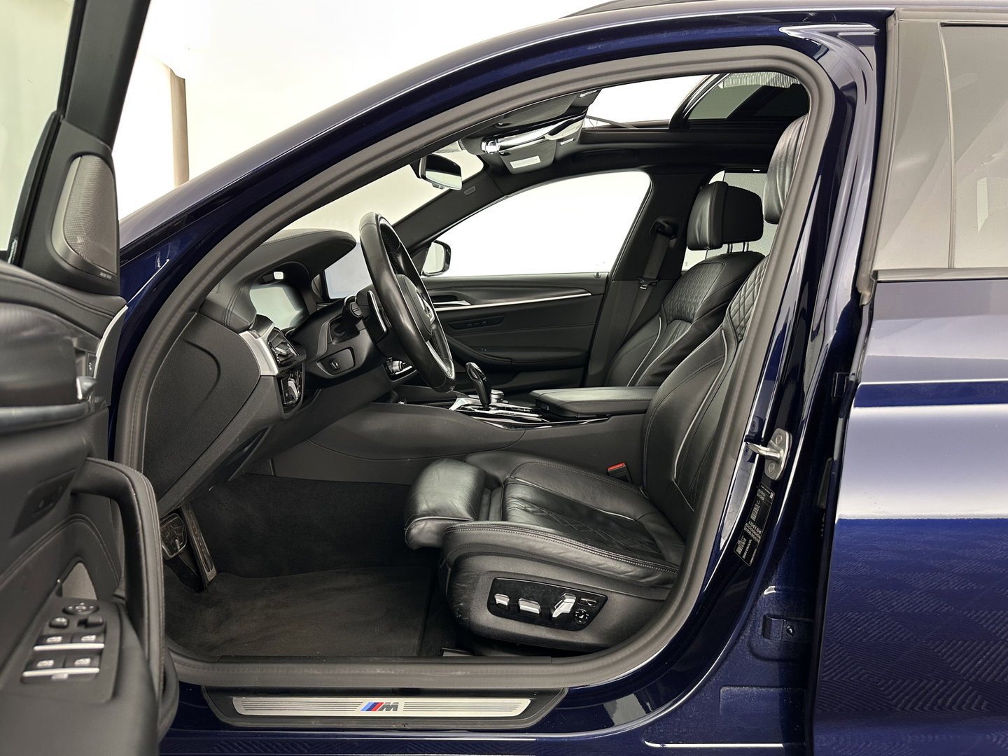 BMW 5 Serie Touring 530d High Executive Edition M-Sportpack (INCL.BTW) Aut. *PANO | HEAD-UP | LASERLIGHT | LEATHER | TOP-VIEW | HARMAN/KARDON |  ADAPTIVE-CRUISE | BLINDSPOT | HEATED-COMFORTSEATS | KEYLESS | DAB | DIGI-COCKPIT | PRIVACY-GLASS | SHIFT-P