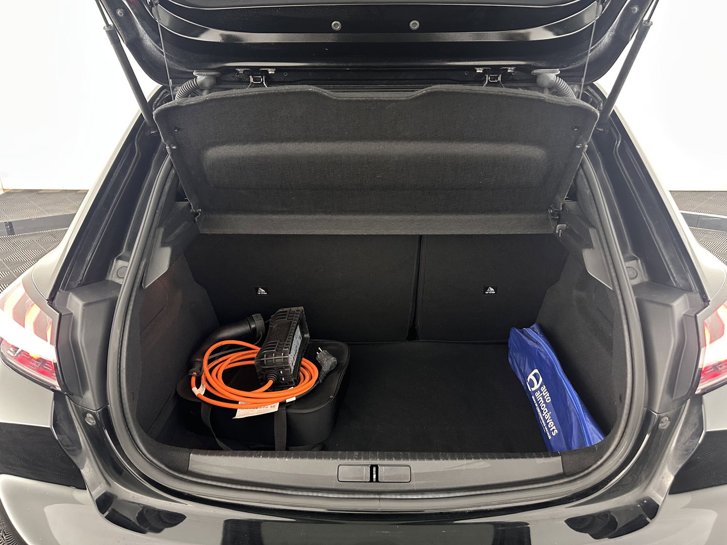 Peugeot e-208 EV GT 350 50 kWh [ 3-Fase ] *HEATPUMP | PANO | FULL-LED | DIGI-COCKPIT | BLINDSPOT | CAMERA | LEATHER-ALCANTARA | AMBIENTLIGHT | NAVI-FULLMAP | LANE-ASSIST | KEYLESS | DAB | CCS-FASTLOADER | HEATED-SPORTSEATS