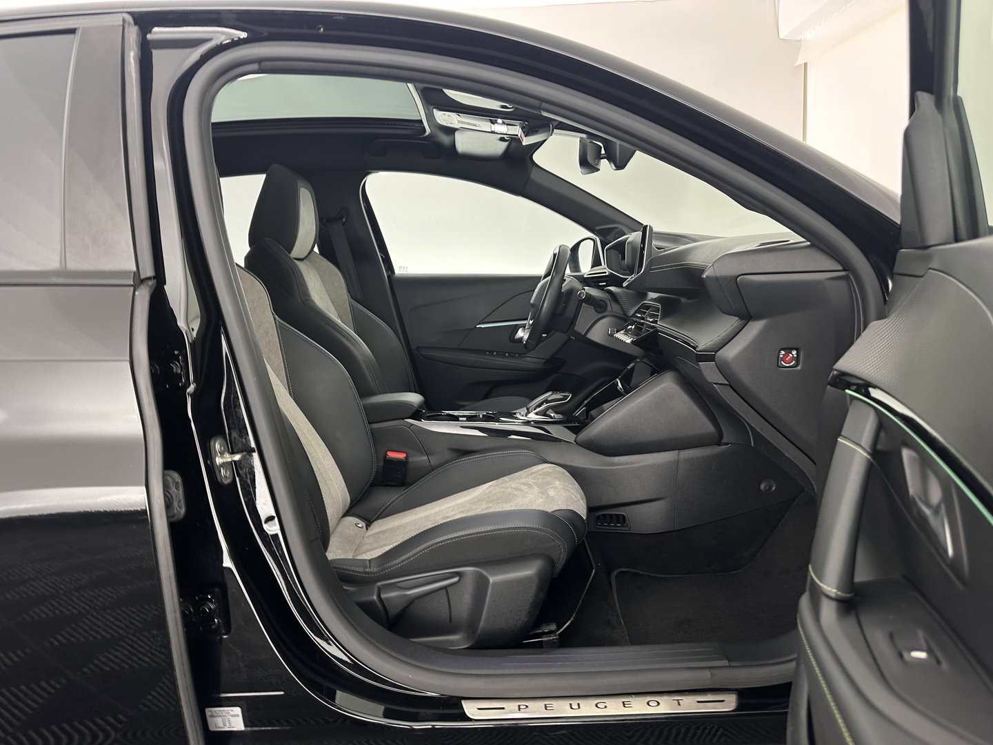 Peugeot e-208 EV GT 350 50 kWh [ 3-Fase ] *HEATPUMP | PANO | FULL-LED | DIGI-COCKPIT | BLINDSPOT | CAMERA | LEATHER-ALCANTARA | AMBIENTLIGHT | NAVI-FULLMAP | LANE-ASSIST | KEYLESS | DAB | CCS-FASTLOADER | HEATED-SPORTSEATS