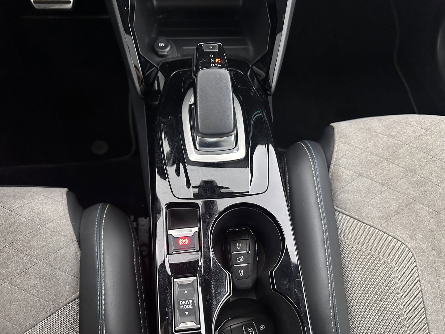 Peugeot e-208 EV GT 350 50 kWh [ 3-Fase ] *HEATPUMP | PANO | FULL-LED | DIGI-COCKPIT | BLINDSPOT | CAMERA | LEATHER-ALCANTARA | AMBIENTLIGHT | NAVI-FULLMAP | LANE-ASSIST | KEYLESS | DAB | CCS-FASTLOADER | HEATED-SPORTSEATS