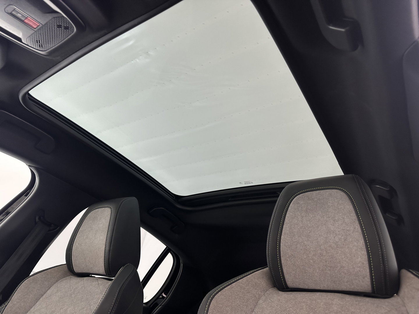 Peugeot e-208 EV GT 350 50 kWh [ 3-Fase ] *HEATPUMP | PANO | FULL-LED | DIGI-COCKPIT | BLINDSPOT | CAMERA | LEATHER-ALCANTARA | AMBIENTLIGHT | NAVI-FULLMAP | LANE-ASSIST | KEYLESS | DAB | CCS-FASTLOADER | HEATED-SPORTSEATS