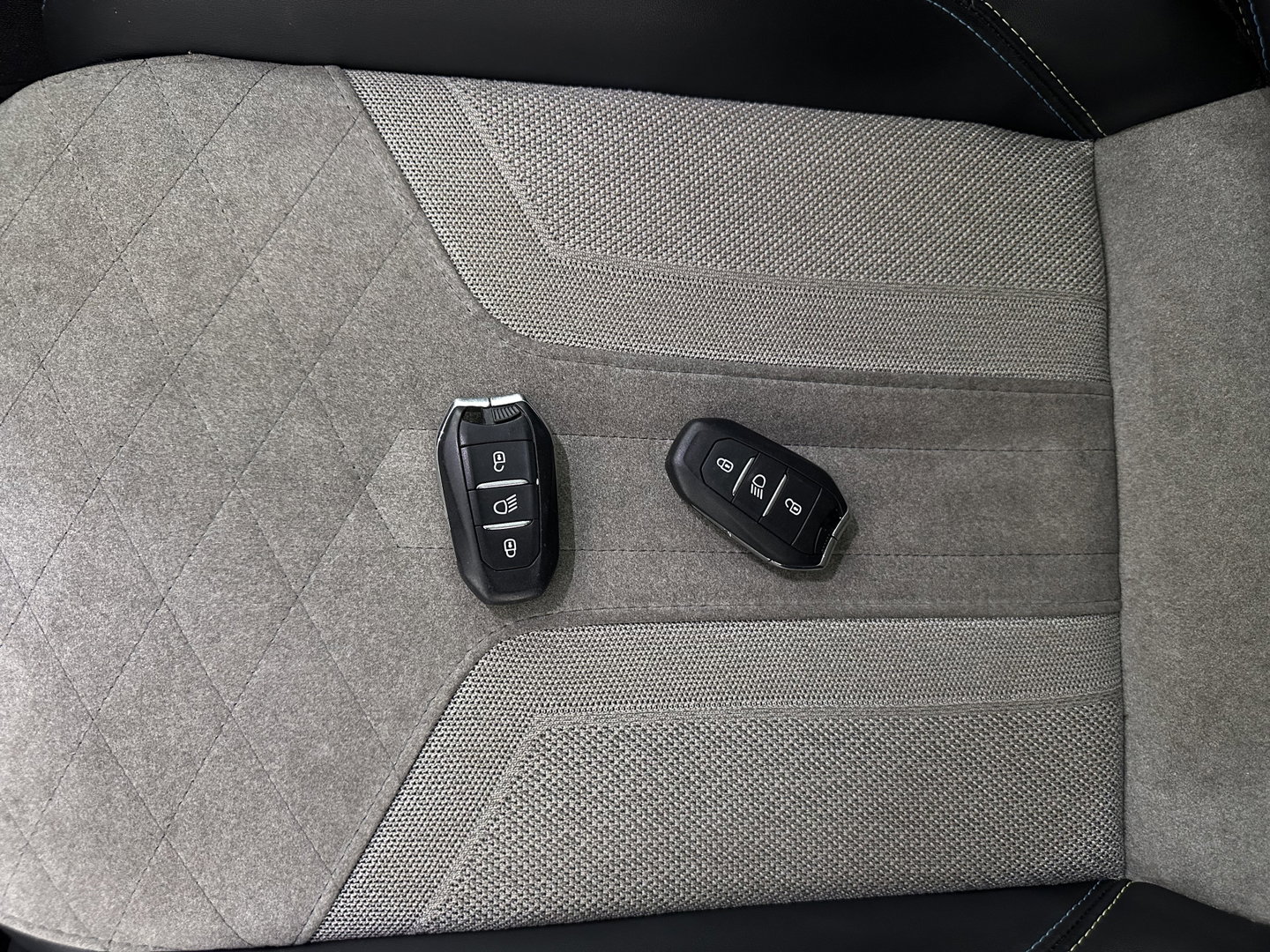 Peugeot e-208 EV GT 350 50 kWh [ 3-Fase ] *HEATPUMP | PANO | FULL-LED | DIGI-COCKPIT | BLINDSPOT | CAMERA | LEATHER-ALCANTARA | AMBIENTLIGHT | NAVI-FULLMAP | LANE-ASSIST | KEYLESS | DAB | CCS-FASTLOADER | HEATED-SPORTSEATS