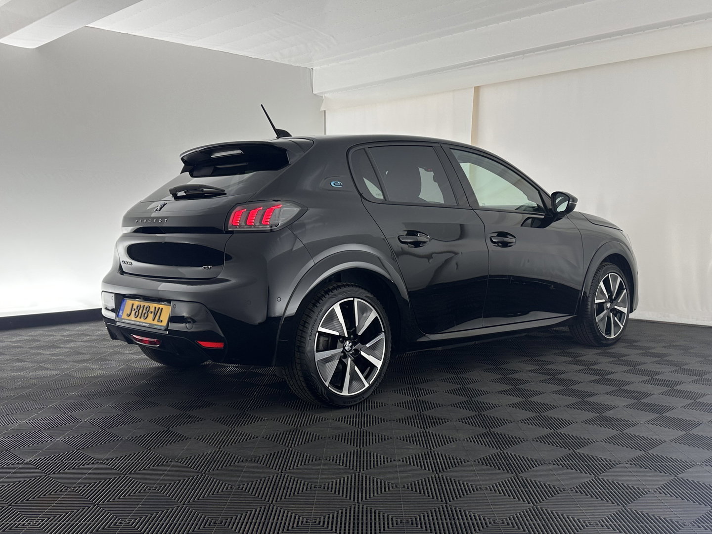 Peugeot e-208 EV GT 350 50 kWh [ 3-Fase ] *HEATPUMP | PANO | FULL-LED | DIGI-COCKPIT | BLINDSPOT | CAMERA | LEATHER-ALCANTARA | AMBIENTLIGHT | NAVI-FULLMAP | LANE-ASSIST | KEYLESS | DAB | CCS-FASTLOADER | HEATED-SPORTSEATS