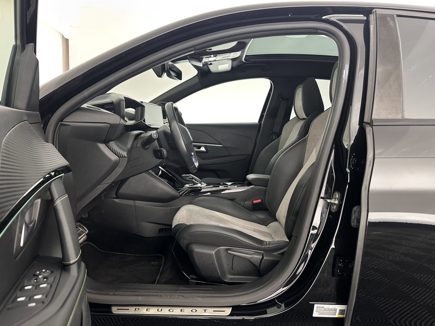 Peugeot e-208 EV GT 350 50 kWh [ 3-Fase ] *HEATPUMP | PANO | FULL-LED | DIGI-COCKPIT | BLINDSPOT | CAMERA | LEATHER-ALCANTARA | AMBIENTLIGHT | NAVI-FULLMAP | LANE-ASSIST | KEYLESS | DAB | CCS-FASTLOADER | HEATED-SPORTSEATS