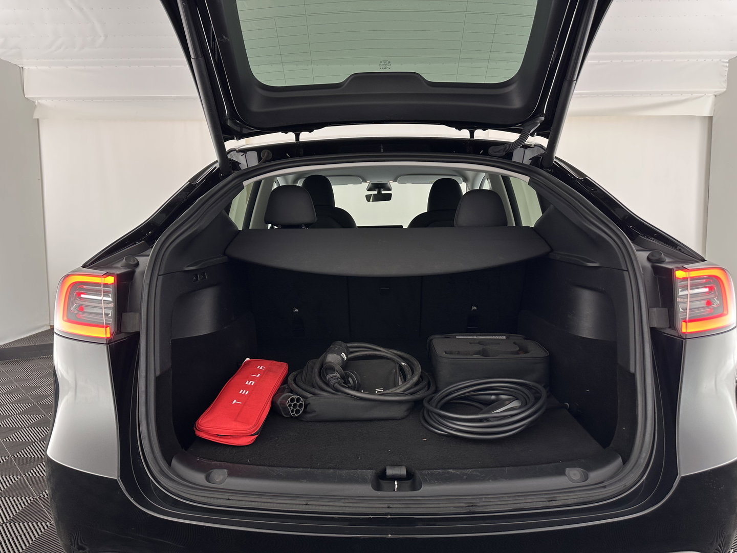 Tesla Model Y RWD 58 kWh [ 3-Fase ] {SOH-91%} (INCL-BTW) Aut. *PANO | LEATHER | TOWBAR | AUTO-PILOT | NAVI-FULLMAP | MATRIX-LED | KEYLESS | CAMERA | DAB+ | HEATED-COMFORTSEATS | PRIVACYGLASS | TOPVIEW | 19''ALU*